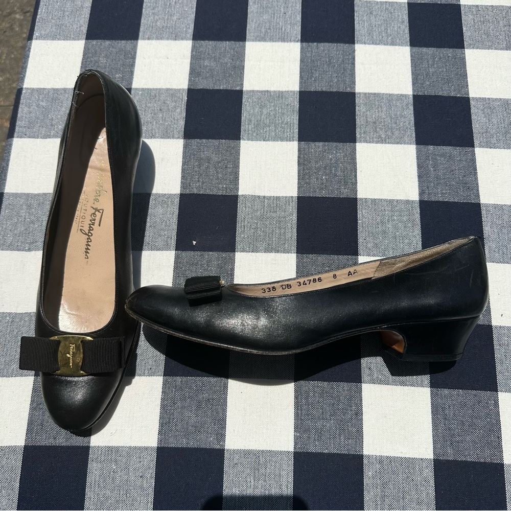 Salvatore Ferragamo Black and Gold Heels with Elegant Design - Picture 2 of 8